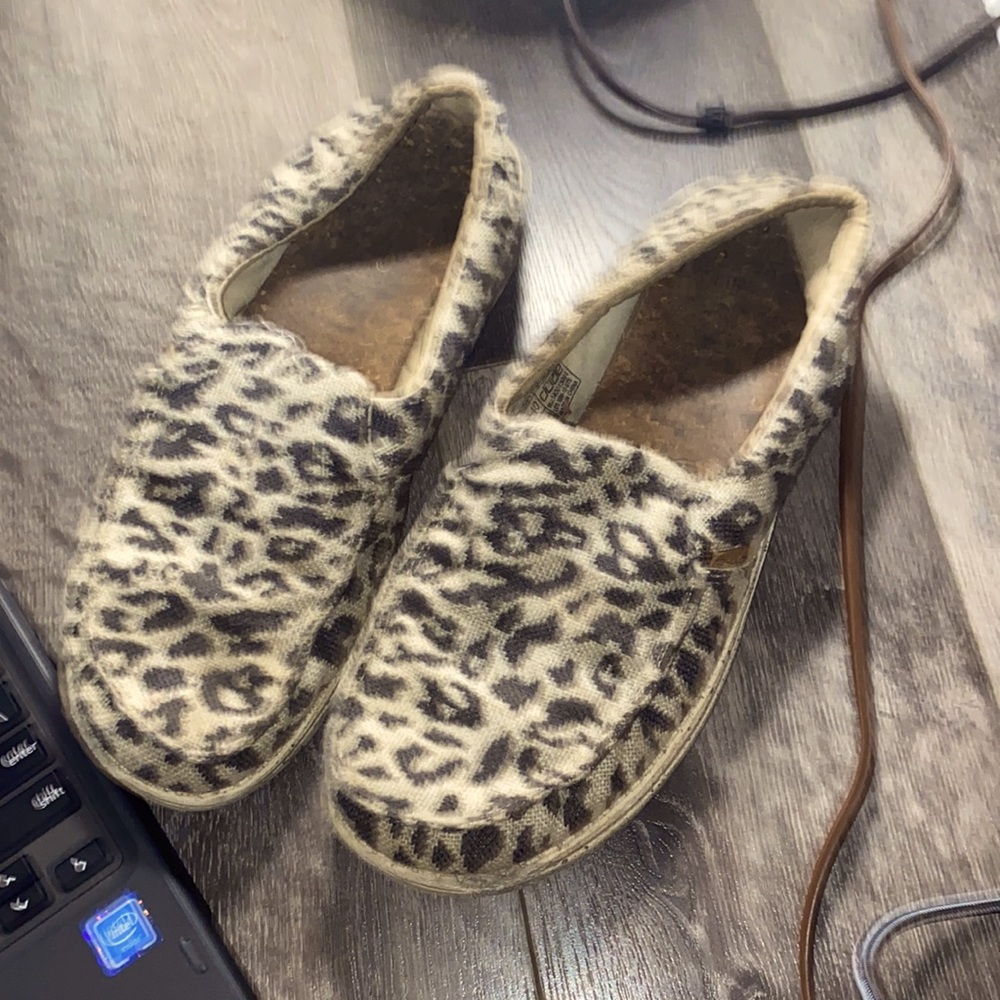 The inside is not dirty it’s just how tue shoe made